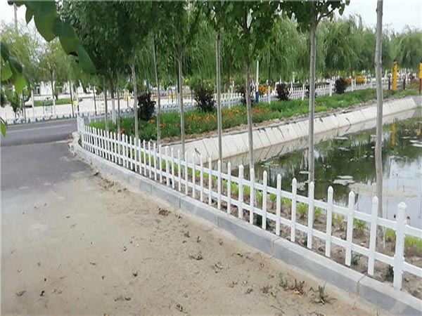 哈尔滨万米草坪护栏.jpg