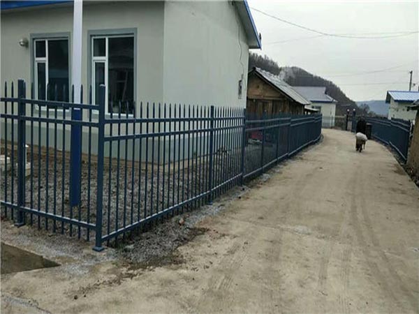 吉林安图美丽乡村万米护栏.jpg
