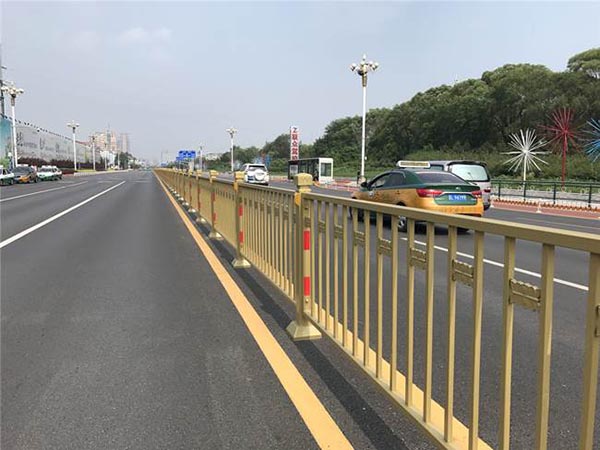 辽宁盘锦向海大道万米护栏.jpg