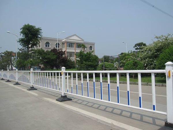 铁岭万米市政护栏.jpg